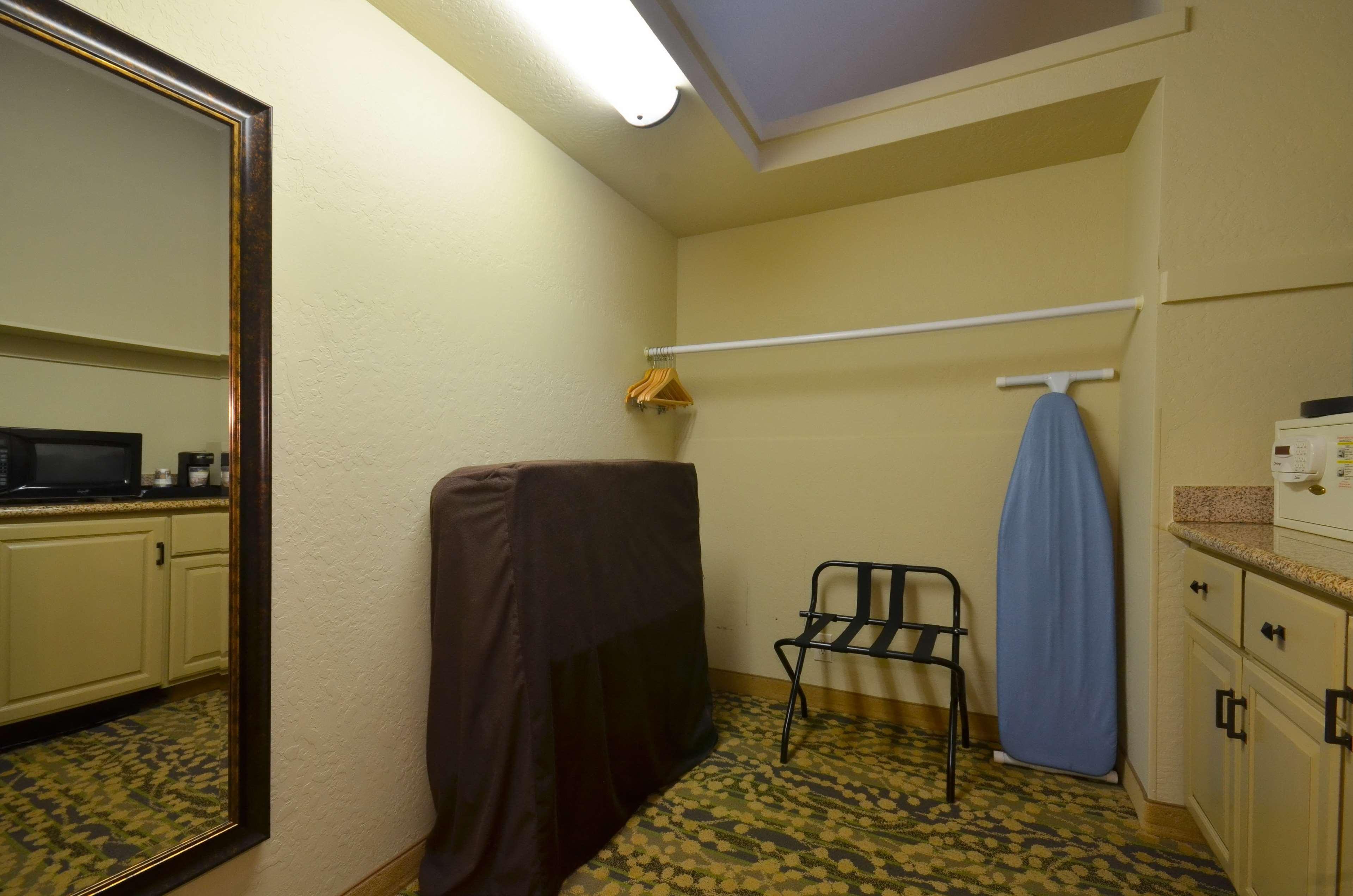 Best Western The Inn & Suites Πασίφικ Γκρόουβ Εξωτερικό φωτογραφία